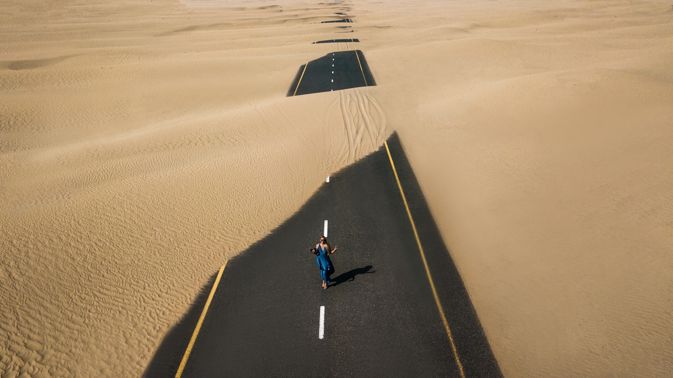 foto-aerea-carretera-con-mujer